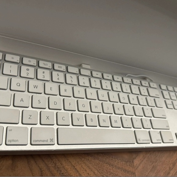 Apple Keyboard with numeric keypad - Picture 3 of 8